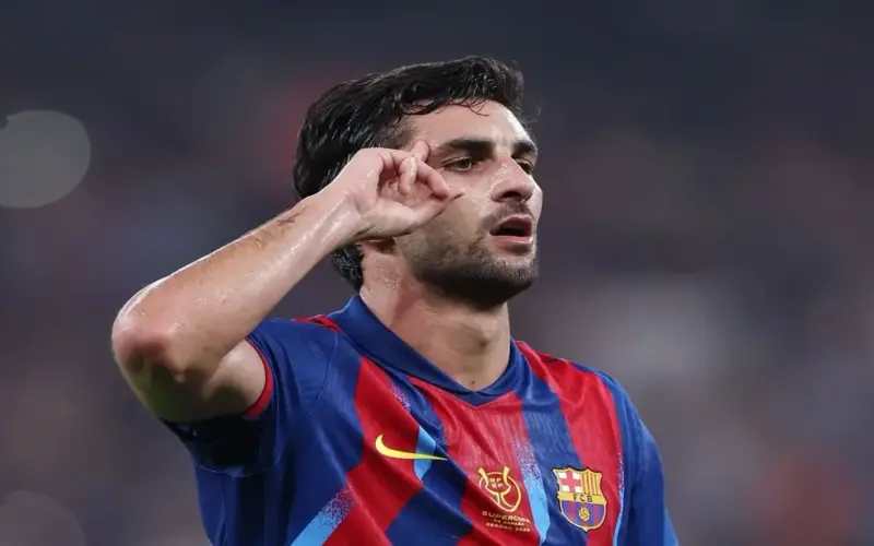 إنريكي يمنح باريس سان جيرمان الضوء الأخضر لضم نجم برشلونة المتألق